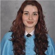 Profesora de inglés para todas las edades, especializada en comunicación oral y escrita.